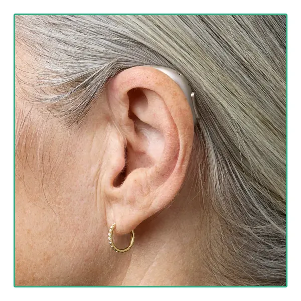 Bernafon Encanta miniBTE R Oplaadbaar - On Ear Woman | Oogvoororen